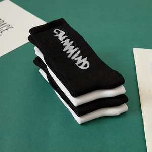 Chaussettes de sport hip hop en coton noir et blanc avec lettrage WIND sur fond vert