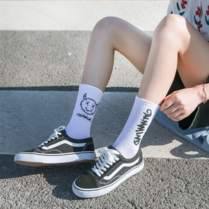 Chaussettes hip-hop blanches avec motif visage de démon noir et lettrage CHMIND portées