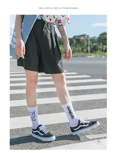 Gros plan de chaussettes hip-hop en coton avec motif graffiti noir et blanc dans la rue
