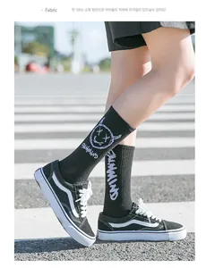 Détail de chaussettes 100% coton avec imprimé graffiti blanc et baskets style urbain