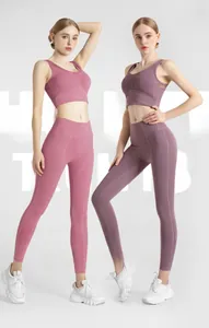 Détail du legging taille haute effet push-up en vieux rose et mauve avec poches latérales