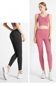 Détail d'un ensemble de yoga gainant avec legging taille haute et brassière de sport