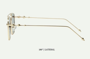 Détail du pont en métal doré et des branches géométriques de ces lunettes de soleil