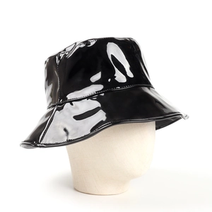 Dettaglio di un cappello da pescatore in pelle verniciata nera lucida con tesa larga