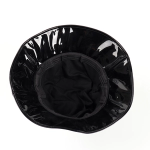 Cappello a secchiello in pelle PU nera lucida con tesa larga e fodera in tessuto vista interna