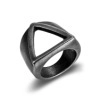 Bague rétro en acier inoxydable avec design triangle évidé minimaliste en gris foncé