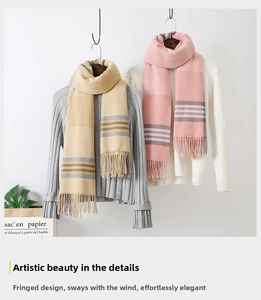Gros plan sur des écharpes en maille beige et rose avec texture rayée et franges