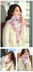 Détail de l'écharpe pied-de-poule rose et gris avec franges portée par un mannequin