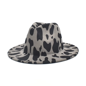 Dettaglio del cappello fedora a tesa larga con stampa mucca e corona classica incavata