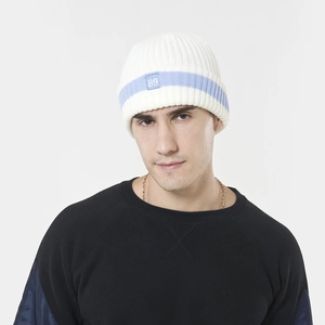 Bonnet en maille blanche d'hiver avec rayures bleu clair et broderie du chiffre 89