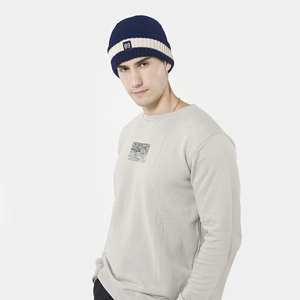Bonnet en maille côtelée bleu marine à rayures blanches avec écusson numéro 89