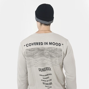 Vue détaillée du dos d'un sweat-shirt beige streetwear avec graphisme et slogans noirs