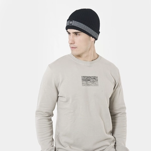 Gros plan d'un bonnet en tricot hip hop avec un écusson numéro 89 sur le côté