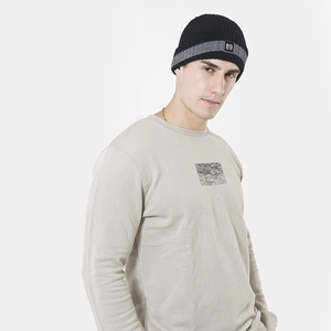 Détail du bonnet en tricot avec écusson 89 porté avec un sweat-shirt gris décontracté