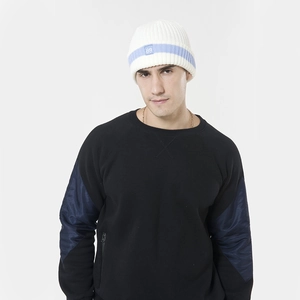 Détail d'un bonnet blanc côtelé avec rayures bleues et broderie du chiffre 89