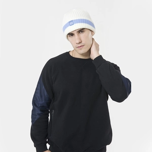 Détail du bonnet en tricot blanc avec rayures bleues et broderie 89 pour hiver