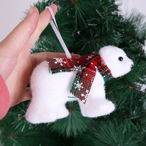 Weißer Plüsch-Eisbär Weihnachtsanhänger mit kariertem Schal am grünen Tannenbaum
