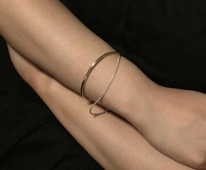 Detailed close-up of a minimalist 925 sterling silver snake chain bracelet on a wrist
