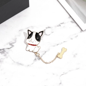Detail einer Bulldoggen-Emaille-Brosche mit Goldkette und Knochenanhänger