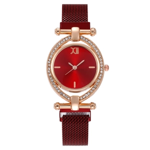 Elegante orologio ovale in oro rosa con quadrante rosso, lunetta di strass e cinturino mesh