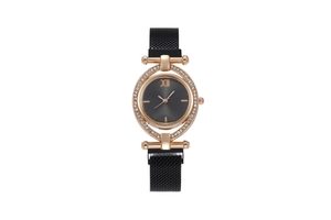 Dettaglio dell'orologio ovale oro rosa con strass lucidi e cinturino a maglia nera