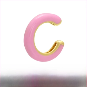 Dettaglio dell'orecchino a clip in ottone dorato e smalto rosa, forma a C, 13x14mm