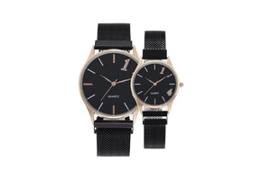 Gros plan de montres à quartz noires avec boîtiers or rose et bracelets magnétiques