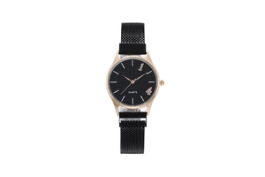 Détail de montre à quartz or rose avec bracelet en maille noire et cadran épuré