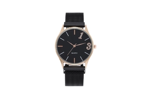 Gros plan sur la montre à quartz cadran noir mat, boîtier or rose et bracelet milanais