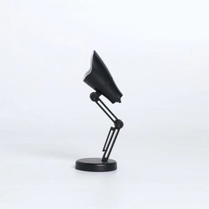 Mini lampe de bureau LED noire avec bras articulé et socle rond sur fond blanc immaculé