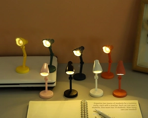 Plusieurs mini lampes de bureau LED colorées avec une lumière chaude sur un bureau