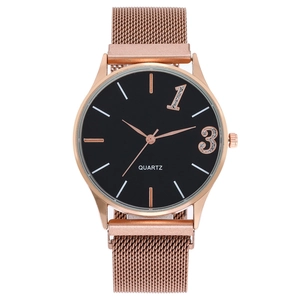 Montre à quartz minimaliste avec bracelet en maille or rose et cadran noir pour couples
