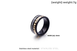 Détail de la bague 8mm tricolore en acier inoxydable avec cristaux et motif doré