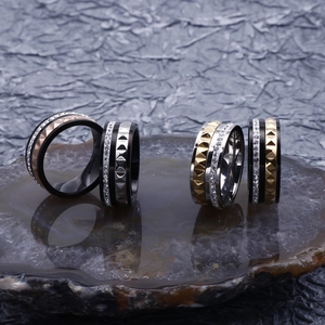 Bague rotative en acier avec rivets et zircons cubiques en or, argent et or rose