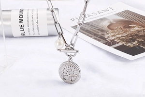 Détail du collier à maillons argenté avec perle, pendentif Arbre de Vie et fermoir en T