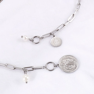 Collier chaîne trombone argenté avec pendentif pièce religieuse et perle blanche