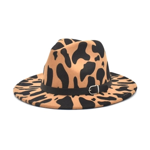 Dettaglio cappello fedora maculato con fascia in ecopelle nera e fibbia argentata