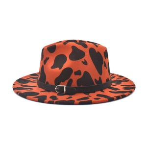 Cappello Fedora arancione stampa mucca con tesa larga e cinturino nero con fibbia