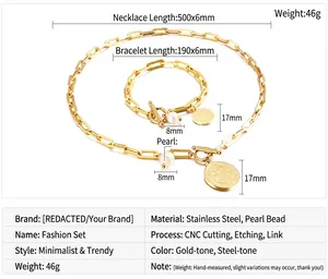 Détail de l'ensemble collier et bracelet en acier doré avec pendentifs pièces et perles