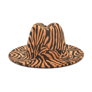 Chapeau fedora à motif zébré orange et noir avec bord plat et texture en feutre de laine