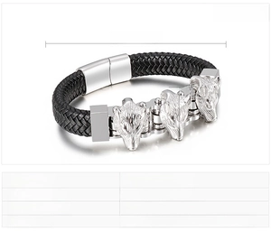 Vista dettagliata del bracciale in pelle da uomo con testa di lupo e chiusura magnetica