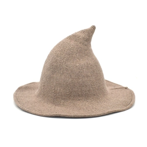 Détail de la texture tricotée marron d'un chapeau de sorcière pointu à bord large