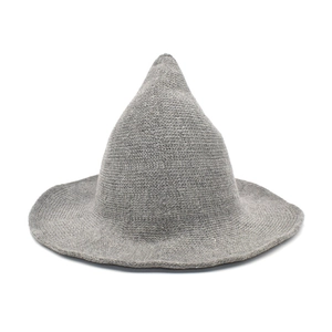Gros plan d'un chapeau de sorcière gris en tricot montrant la texture de la maille