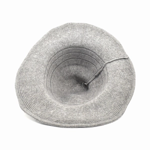 Vue de dessus d'un chapeau de sorcière gris en tricot montrant la texture épaisse