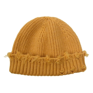 Bonnet en tricot jaune moutarde avec bords effilochés pour un look de style streetwear