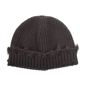 Gros plan du bonnet en maille marron foncé avec bords usés pour un style rétro chic
