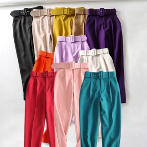 Detalle de pantalones de talle alto con cinturones a juego en varios colores vivos