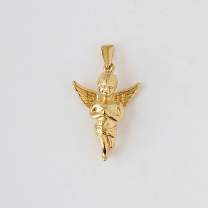 Detailaufnahme eines 18k vergoldeten Edelstahl-Engelsanhängers in betender Pose