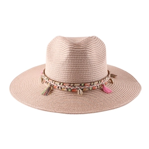 Dettaglio cappello in paglia con conchiglie decorative, nappe e fasce intrecciate