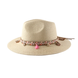 Dettaglio di un cappello di paglia con fascia colorata, nappe e conchiglie marine
